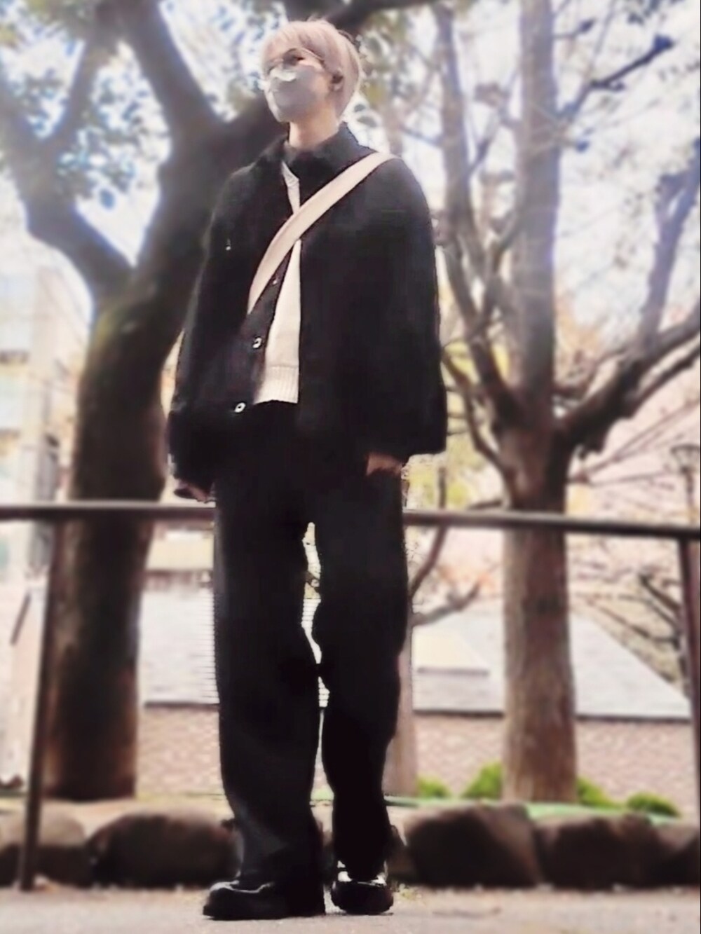 ブラック系のパンツ、グレー系のシャツ/ブラウス、ホワイト系のベストを着用したメンズの春コーディネートの2枚目の写真