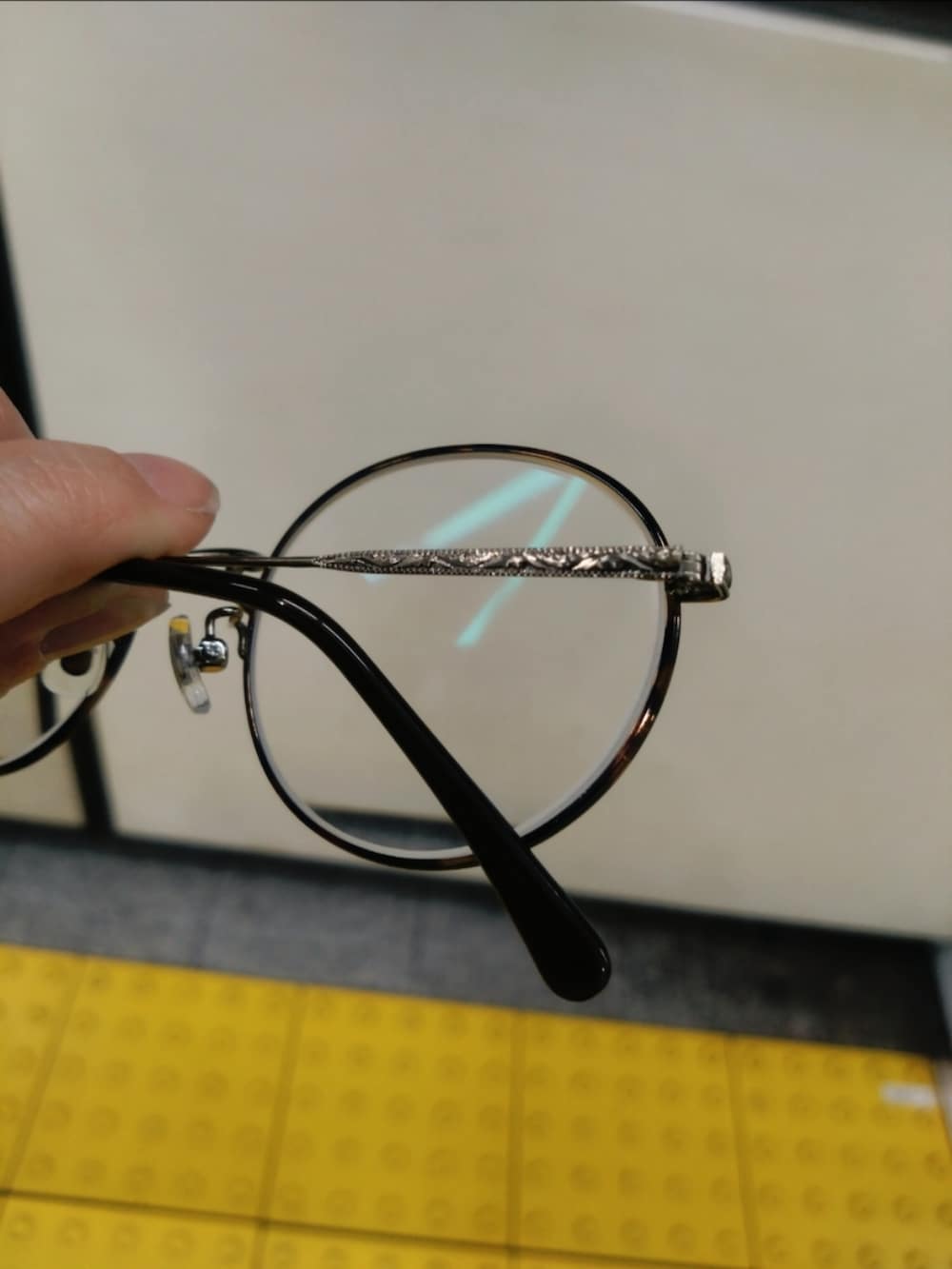 ブラック系のパンツ、ブラック系のジャケット/アウター、オレンジ系のシャツ/ブラウスを着用したメンズの冬コーディネートの4枚目の写真