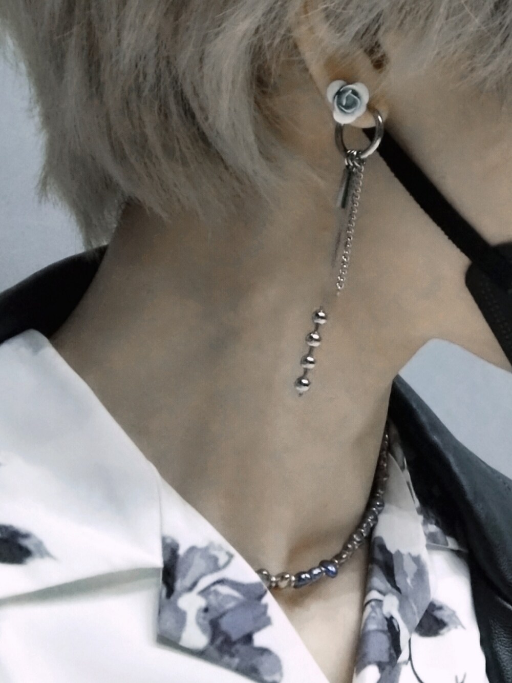 ブラック系のパンツ、ホワイト系のシャツ/ブラウス、ブラック系のライダースジャケットを着用したメンズの春コーディネートの3枚目の写真