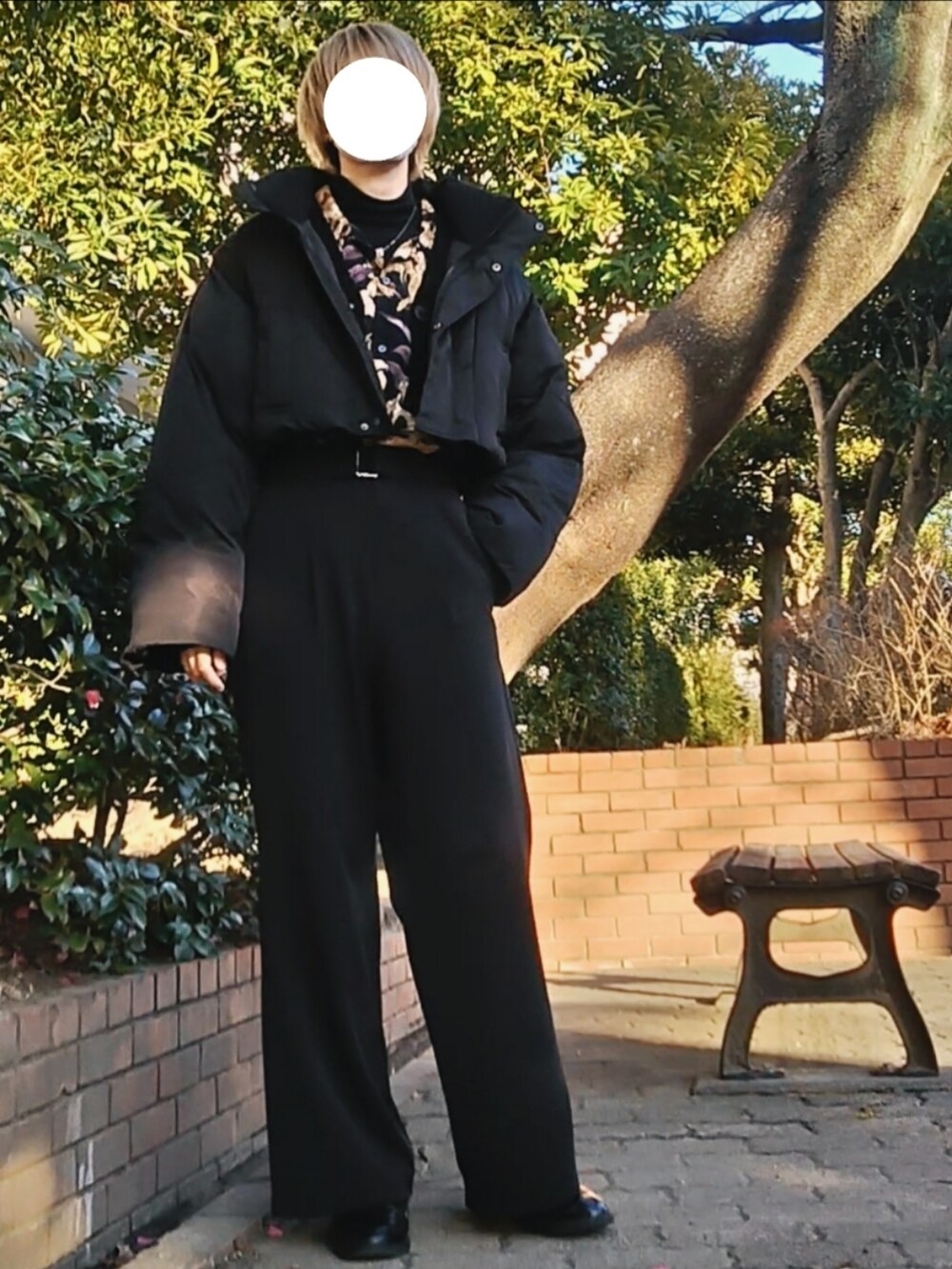 ブラック系のパンツ、ブルー系のシャツ/ブラウス、ブラック系のカーディガン/ボレロを着用したメンズの冬コーディネートの2枚目の写真