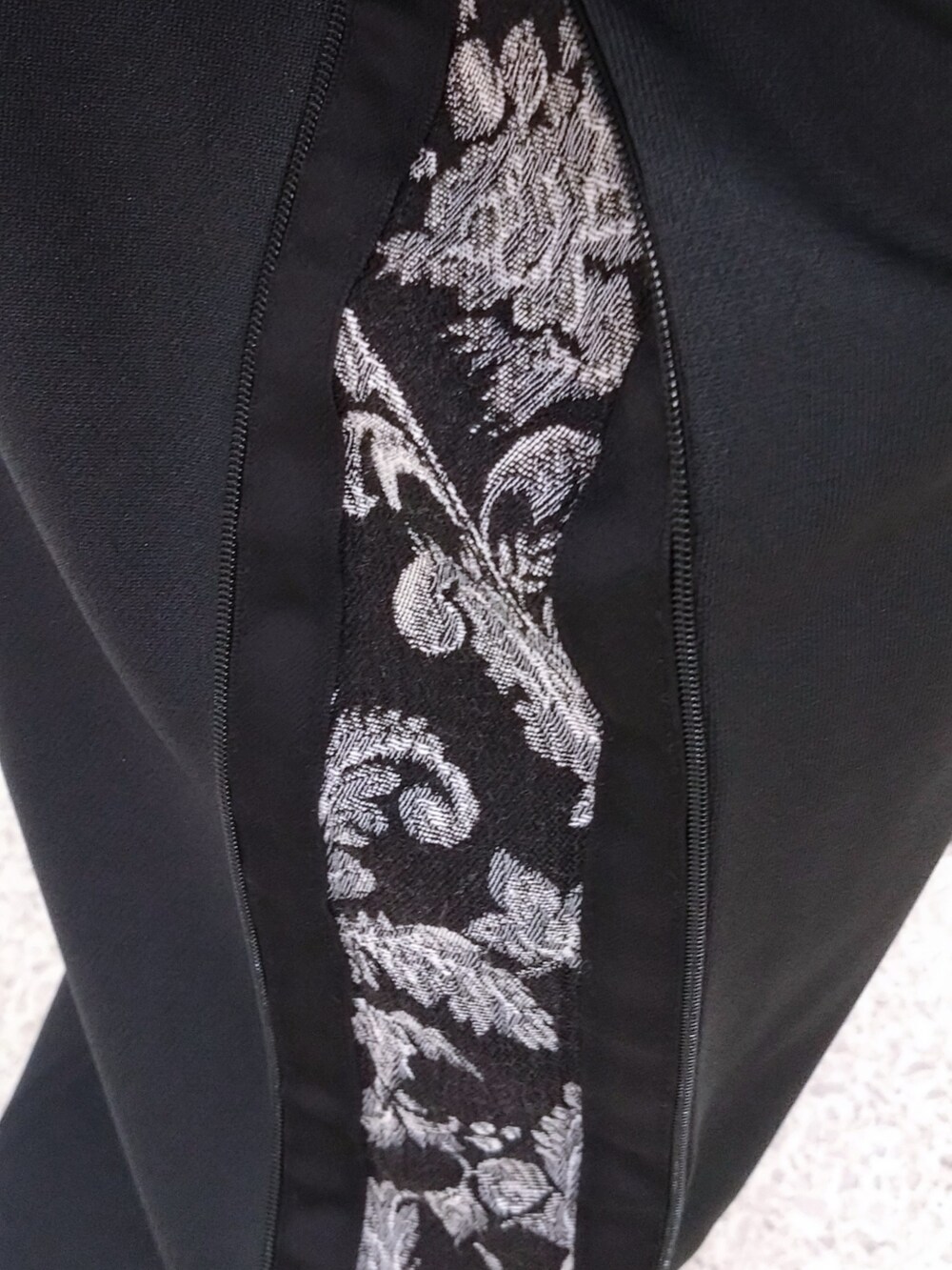 ブラック系のパンツ、ブラック系のライダースジャケット、パープル系のシャツ/ブラウスを着用したメンズの秋コーディネートの2枚目の写真