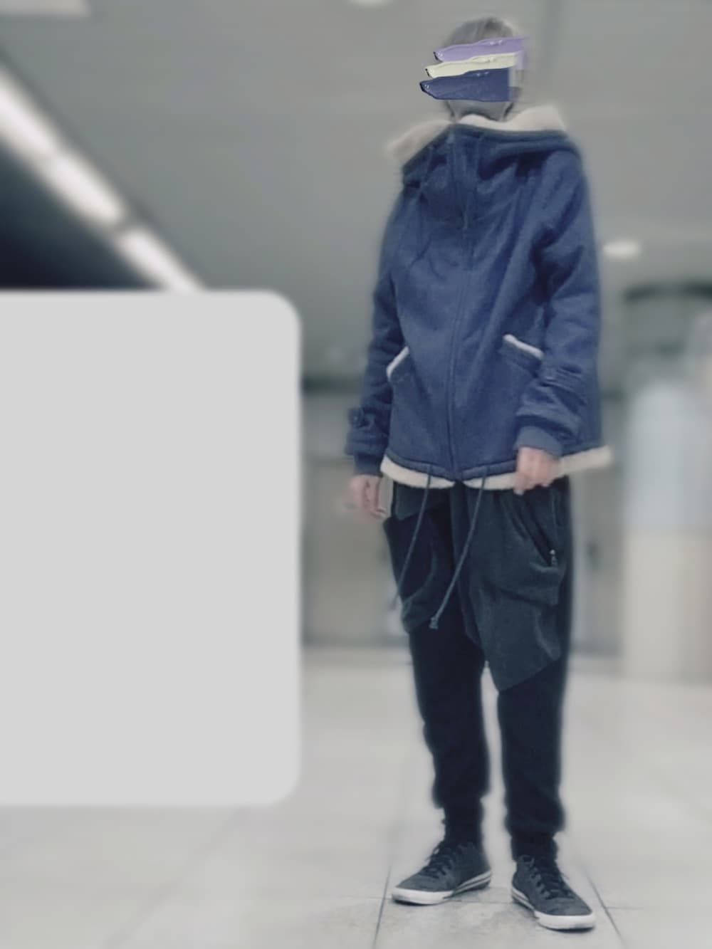 ブラック系のニット/セーター、ブラック系のパンツ、ブルー系のジャケット/アウターを着用したメンズの秋コーディネートの2枚目の写真
