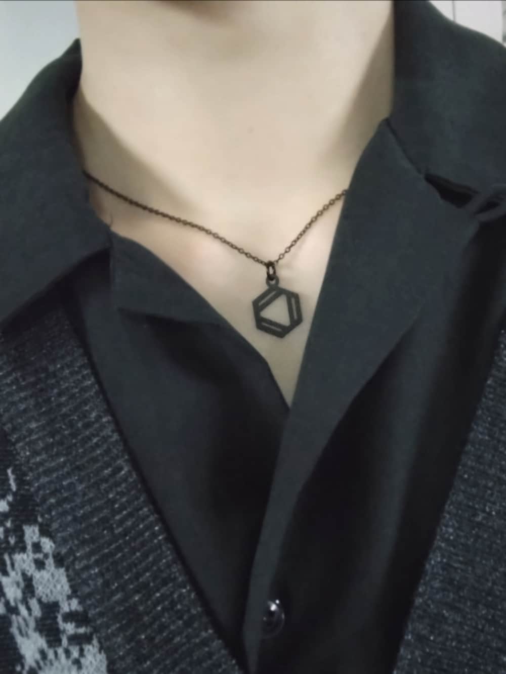 ブラック系のパンツ、ブラック系のカーディガン/ボレロ、ブラック系のシャツ/ブラウスを着用したメンズの夏コーディネートの2枚目の写真