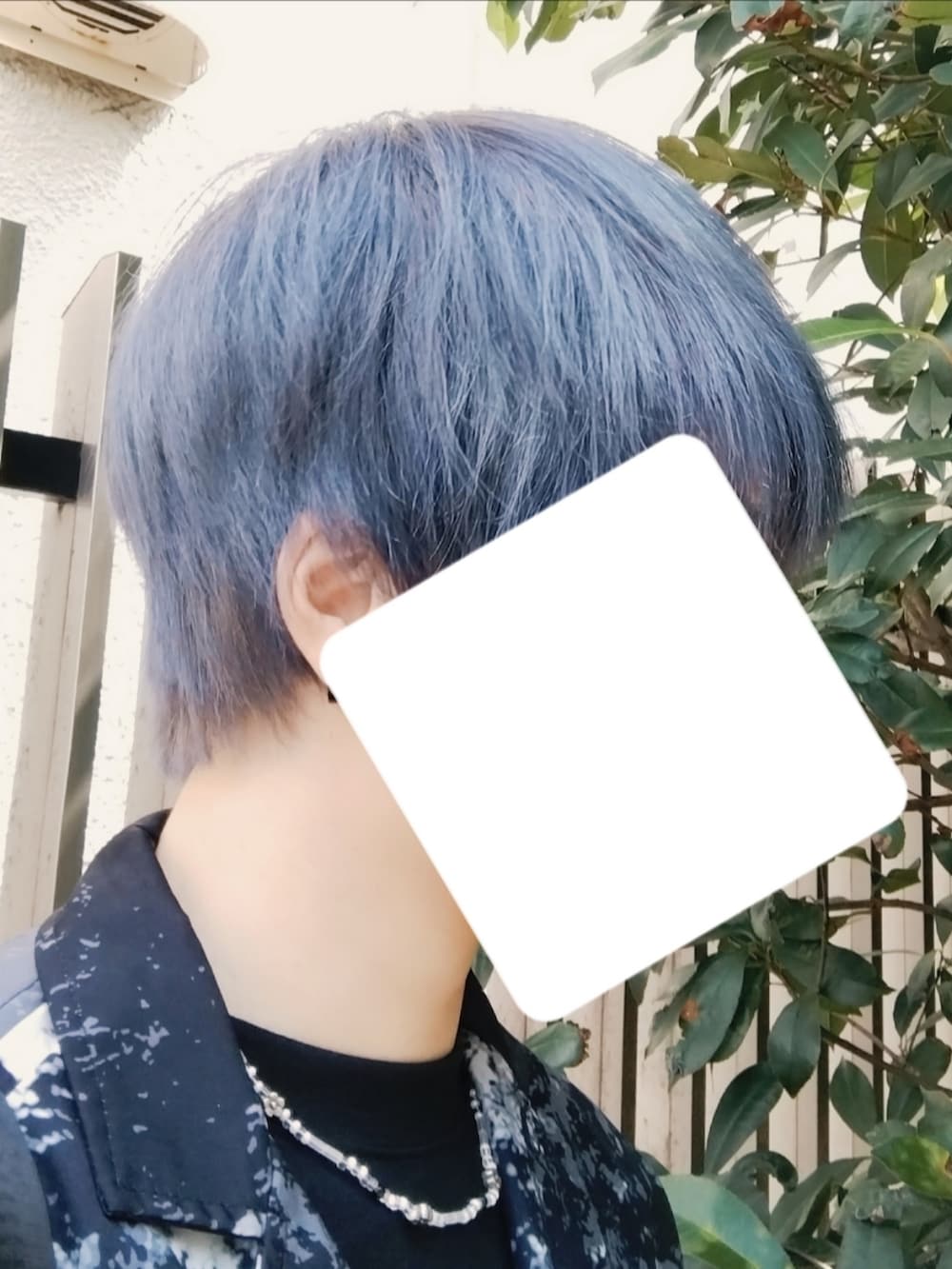 「派手髪、青髪、黒、ブラックコーデ」｜「Confirmのアイテム（スラックス、ブラック系）」を使った、trさん（メンズ・168cm）の秋コーディネートの2枚目の写真