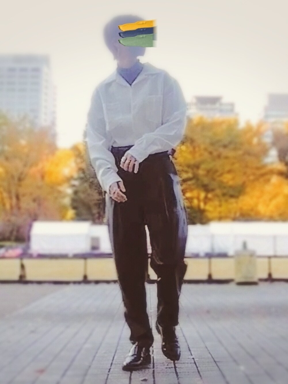 ホワイト系のシャツ/ブラウス、ブラック系のチェスターコート、ブラック系のパンツを着用したメンズの冬コーディネートの2枚目の写真