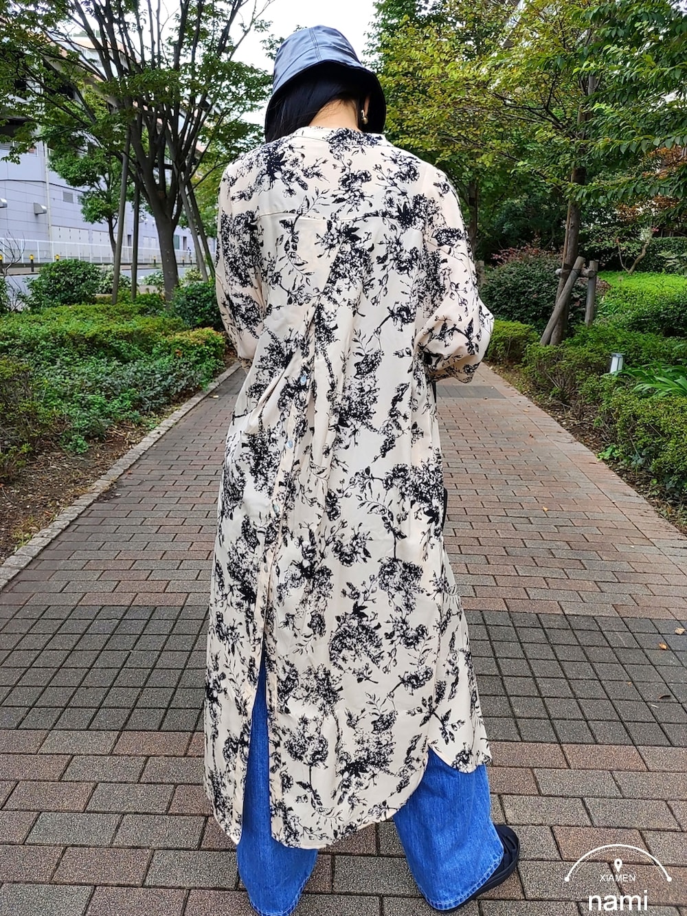 その他のシャツワンピース、ブルー系のデニムパンツ、ブラック系のハットを着用したレディースの秋コーディネートの2枚目の写真