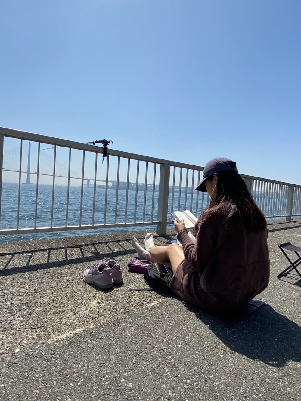 ブラック系のボディバッグ/ウエストポーチ、ブラウン系のセットアップ、パープル系のスニーカーを着用したレディースの春コーディネートの3枚目の写真