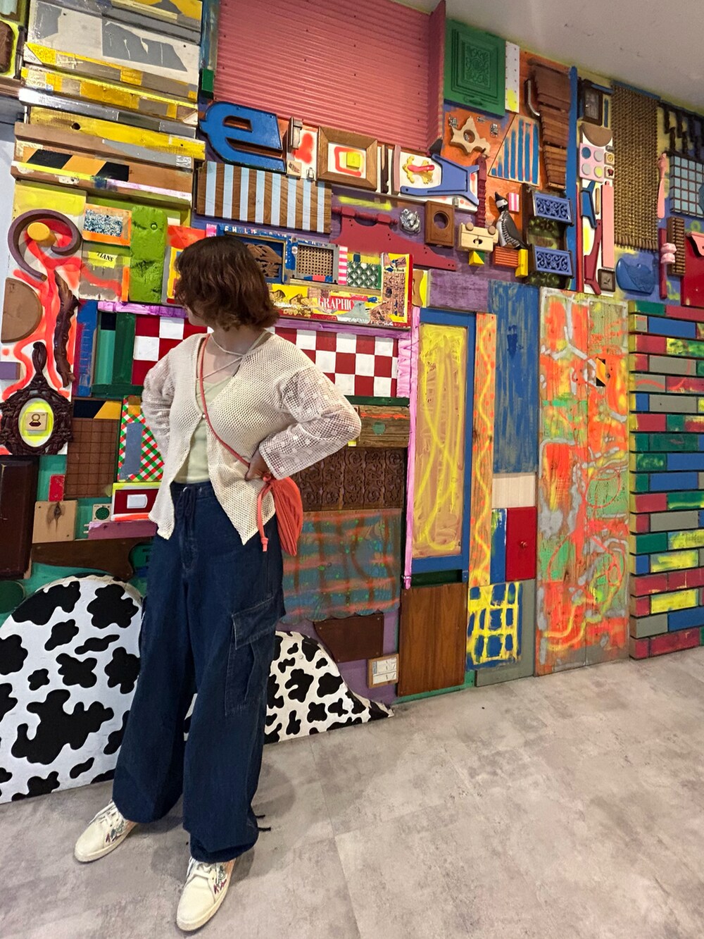 グリーン系のキャミソール、ホワイト系のシャツ/ブラウス、ピンク系のショルダーバッグを着用したレディースの秋コーディネートの2枚目の写真