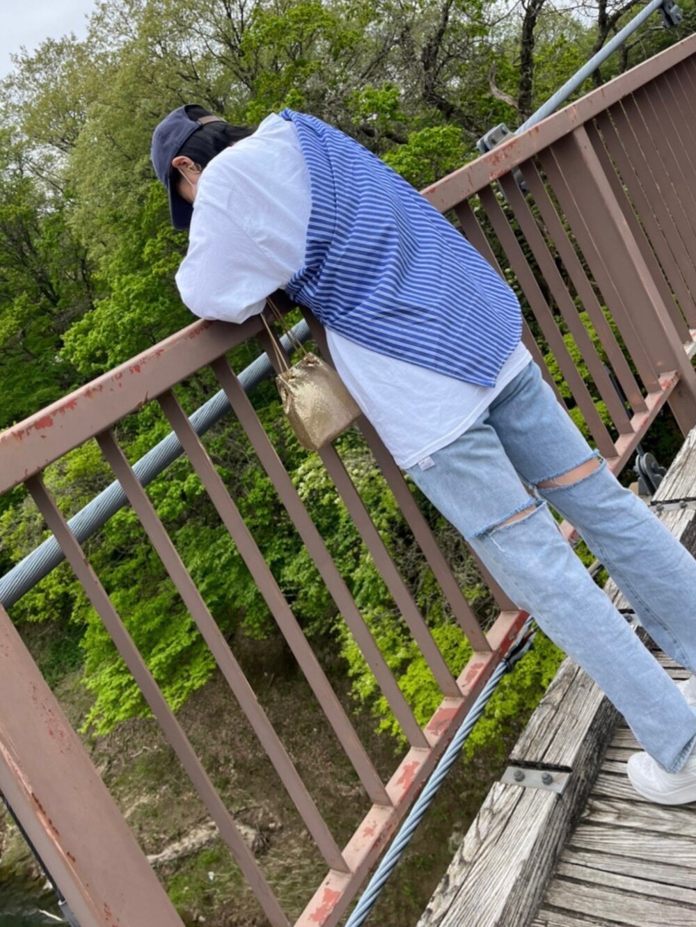 ブルー系のデニムパンツ、ホワイト系のTシャツ/カットソー、ブルー系のシャツ/ブラウスを着用したレディースの春コーディネートの3枚目の写真