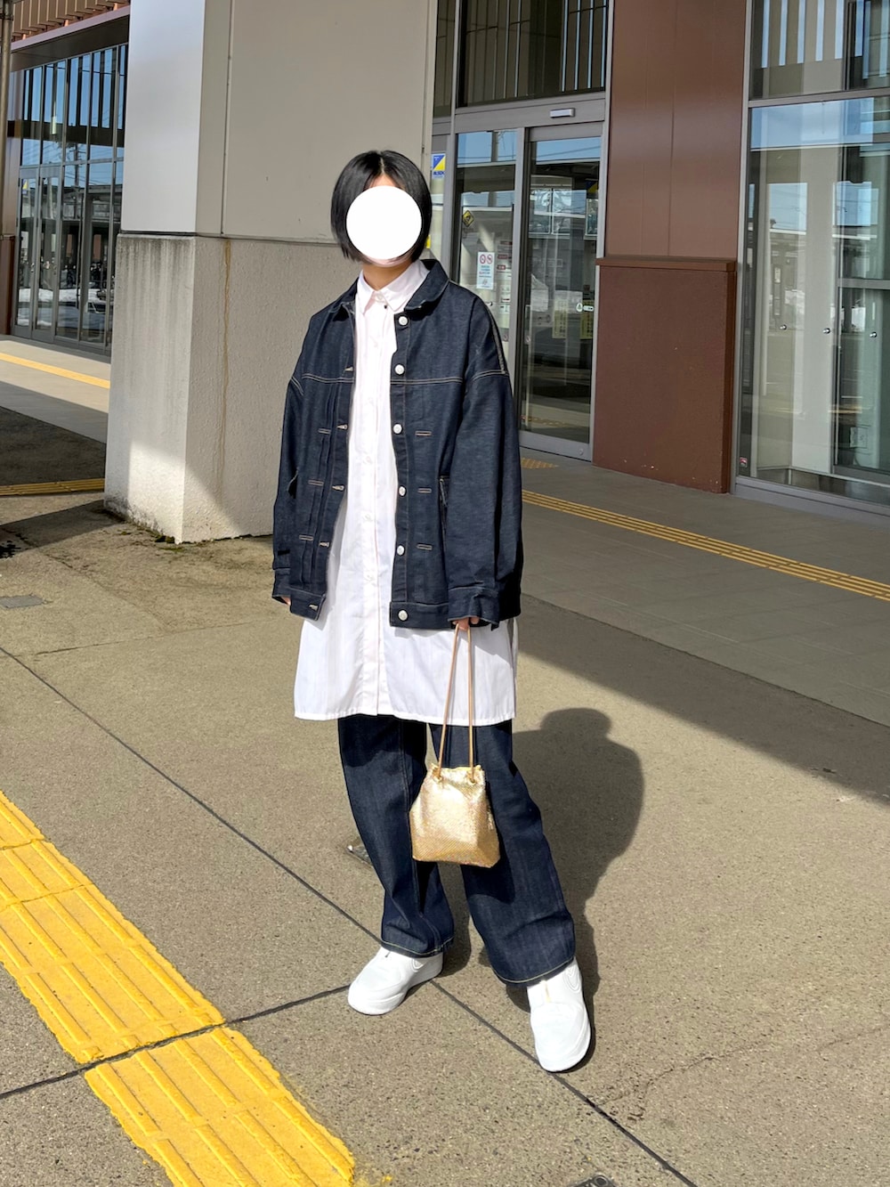 ブルー系のデニムパンツ、ブルー系のデニムジャケット、ホワイト系のシャツ/ブラウスを着用したレディースの春コーディネートの2枚目の写真