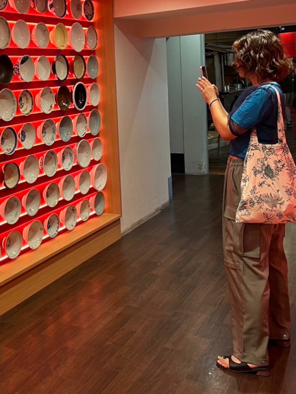 ブルー系のTシャツ/カットソー、グレー系のスラックス、グリーン系のトートバッグを着用したレディースの夏コーディネートの2枚目の写真