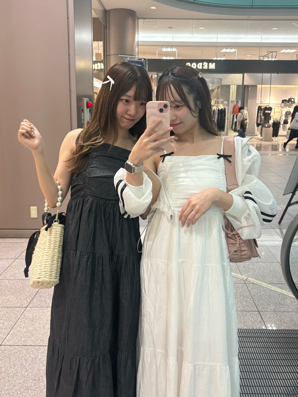 「ナイスクラップ、nice claup、one after another NICE CLAUP、キャミワンピ、キャミワンピコーデ、シアートップス、ブルゾン、デートコーデ、スポサン」|「one after another NICE CLAUPのヘアクリップリボン付き/ティアードキャミワンピース(ワンピース/ドレス、ホワイト系)」を使った、e r iさん(レディース・151cm)の夏コーディネートの2枚目の写真