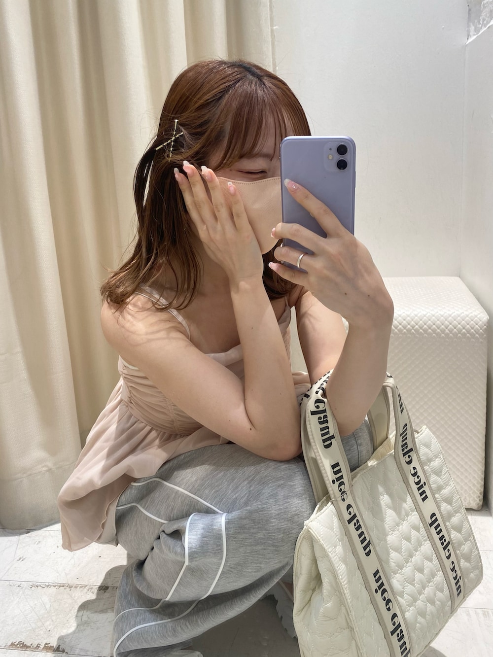 ピンク系のキャミソール、グレー系のスウェットパンツ、ホワイト系のトートバッグを着用したレディースの夏コーディネートの3枚目の写真