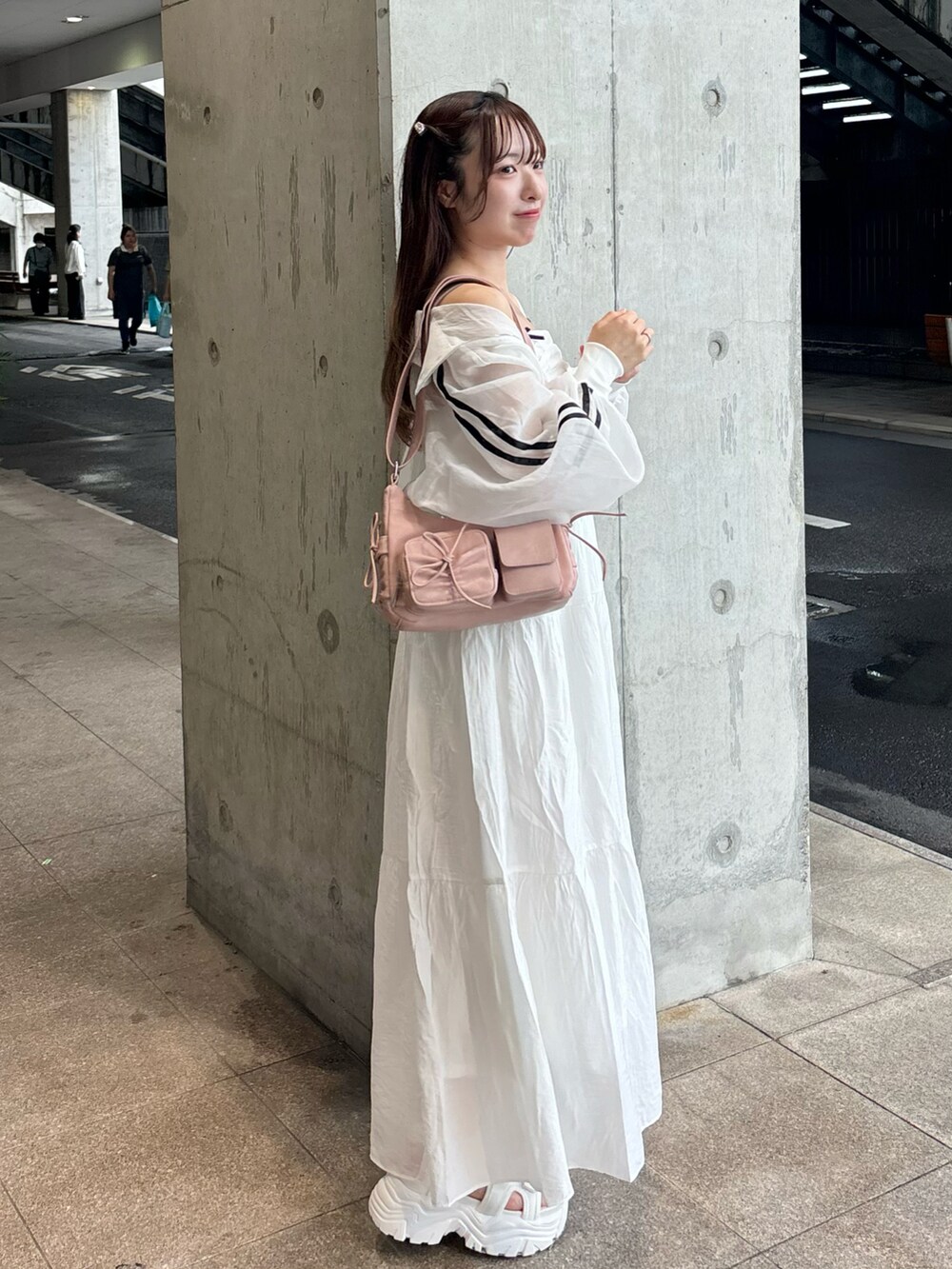 「ナイスクラップ、nice claup、one after another NICE CLAUP、キャミワンピ、キャミワンピコーデ、シアートップス、ブルゾン、デートコーデ、スポサン」|「one after another NICE CLAUPのヘアクリップリボン付き/ティアードキャミワンピース(ワンピース/ドレス、ホワイト系)」を使った、e r iさん(レディース・151cm)の夏コーディネートの4枚目の写真