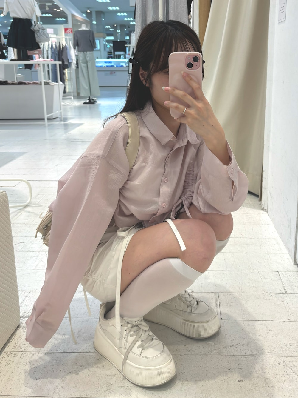 ピンク系のシャツ/ブラウス、ホワイト系のスカート、ホワイト系のショルダーバッグを着用したレディースの夏コーディネートの3枚目の写真