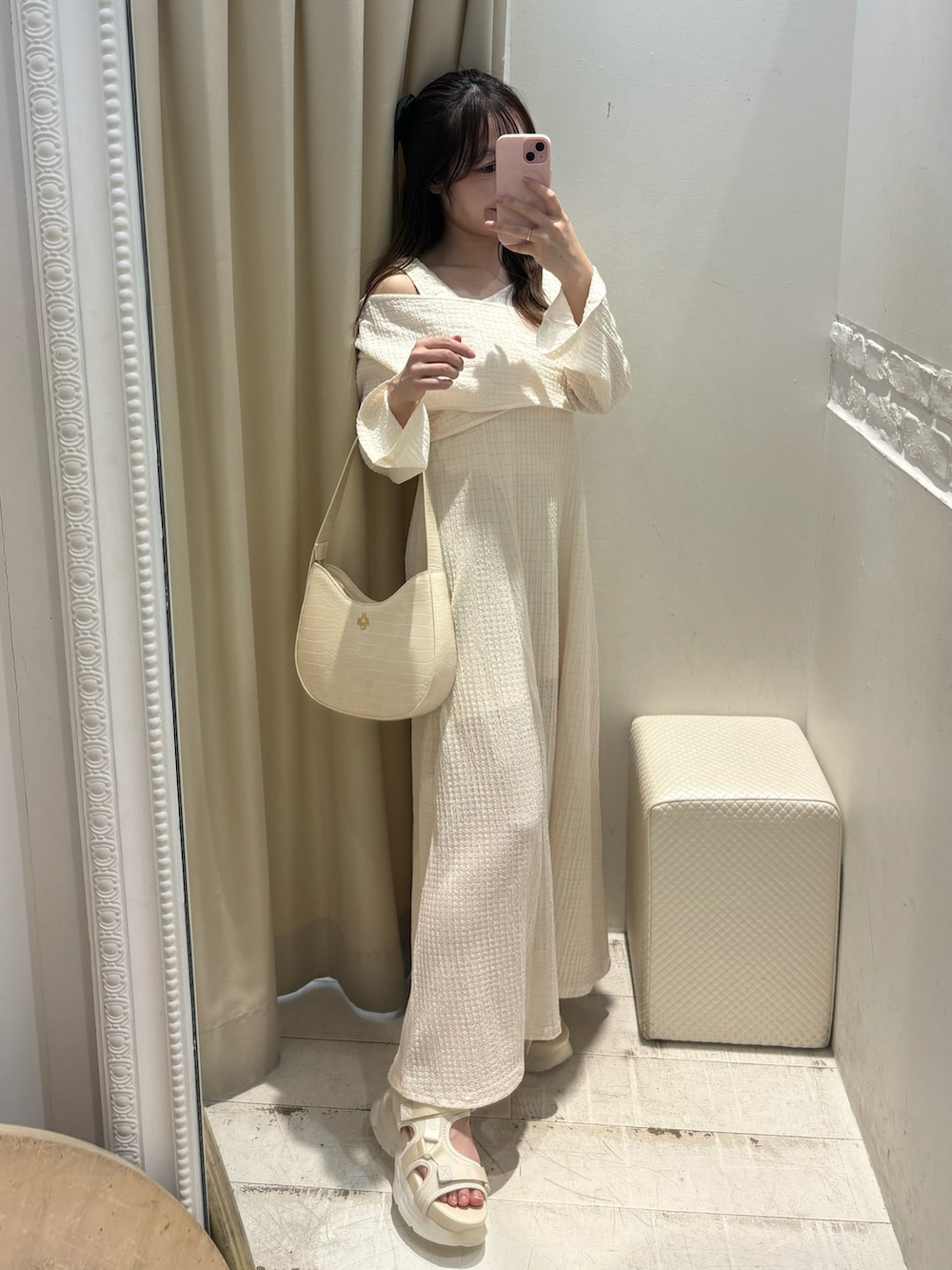 ホワイト系のワンピース、ホワイト系のサンダルを着用したレディースの春コーディネートの2枚目の写真