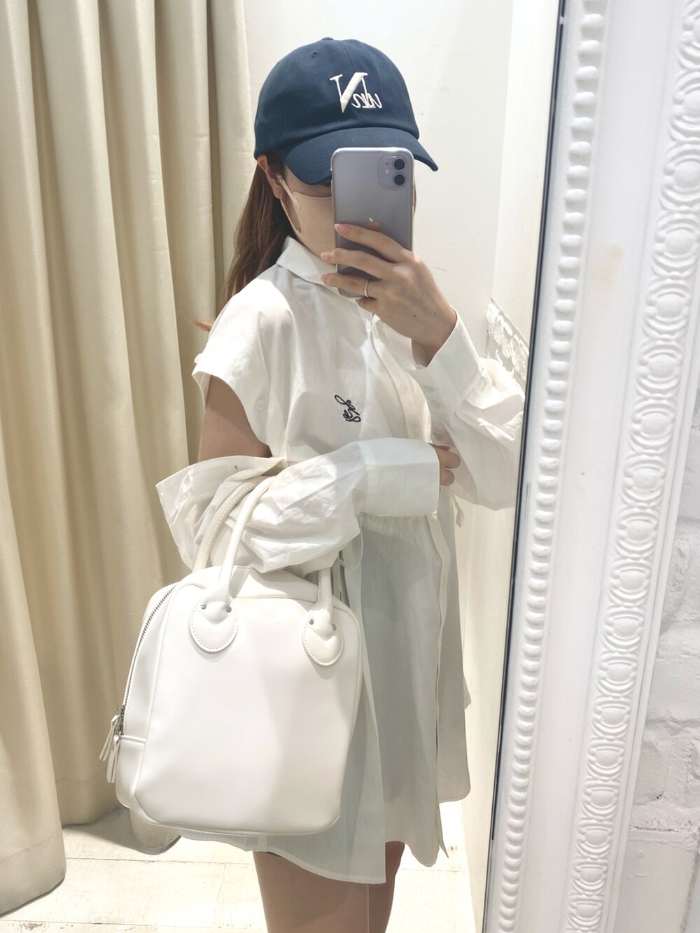 ホワイト系のシャツ/ブラウス、ブラック系のブーツ、ホワイト系のショルダーバッグを着用したレディースの夏コーディネートの2枚目の写真