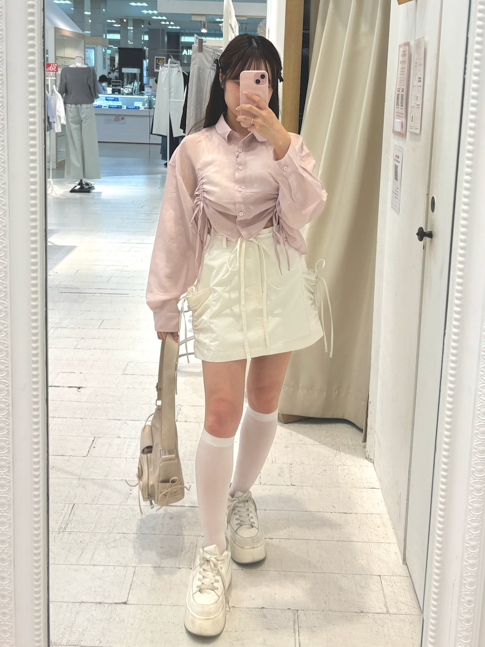 ピンク系のシャツ/ブラウス、ホワイト系のスカート、ホワイト系のショルダーバッグを着用したレディースの夏コーディネートの2枚目の写真