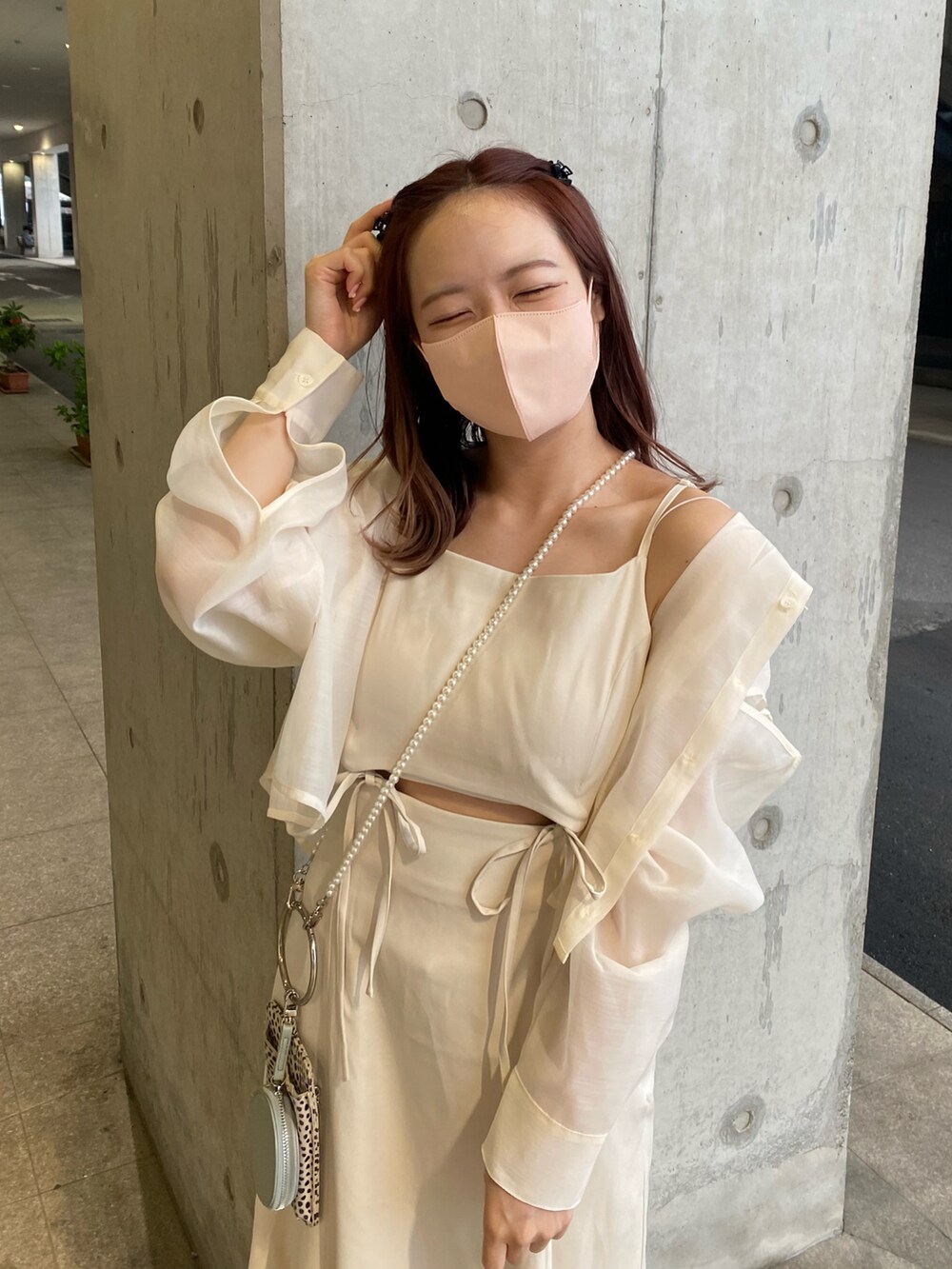 ホワイト系のワンピース、ホワイト系のサンダル、ホワイト系のシャツ/ブラウスを着用したレディースの夏コーディネートの2枚目の写真