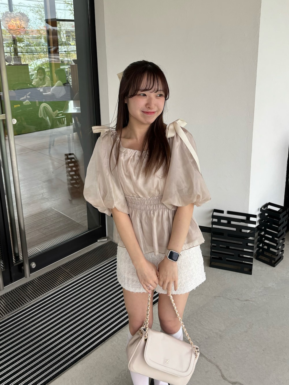 ピンク系のシャツ/ブラウス、ホワイト系のその他パンツ、ブラック系のローファーを着用したレディースの春コーディネートの2枚目の写真