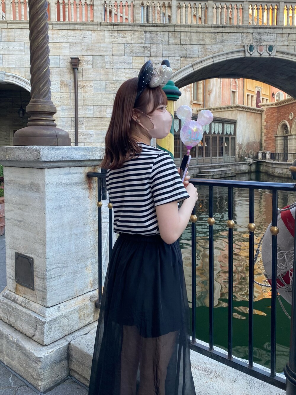 ブラック系のTシャツ/カットソー、ブラック系のボストンバッグを着用したレディースの夏コーディネートの2枚目の写真