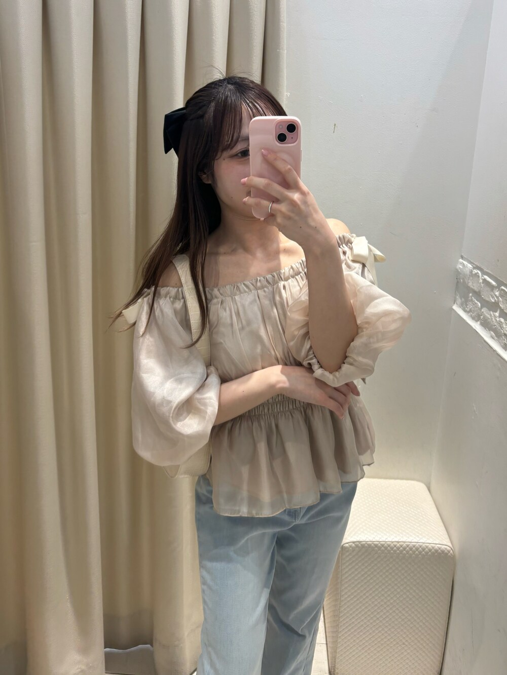 ピンク系のシャツ/ブラウス、ブルー系のデニムパンツ、ホワイト系のサンダルを着用したレディースの春コーディネートの2枚目の写真