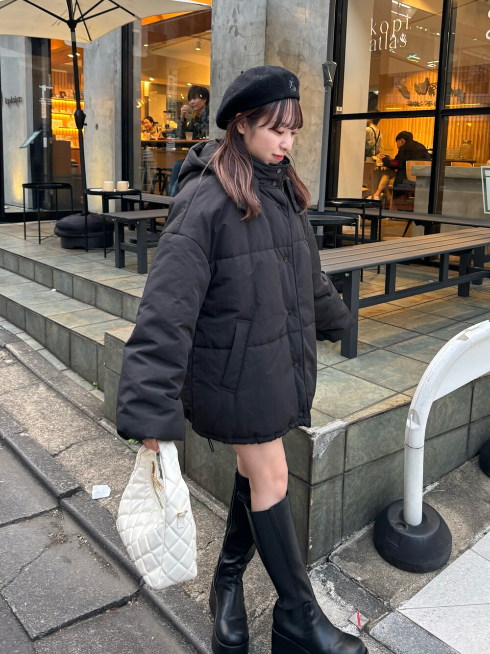 ブラック系のダウンジャケット/コート、ブラック系のブーツを着用したレディースの秋コーディネートの2枚目の写真