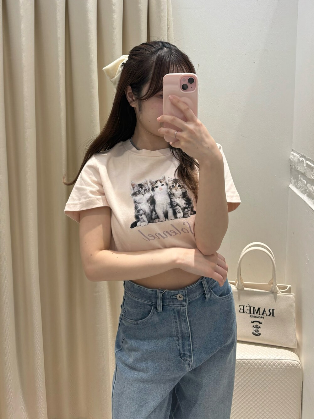 ピンク系のTシャツ/カットソー、ブルー系のデニムパンツを着用したレディースの春コーディネートの2枚目の写真