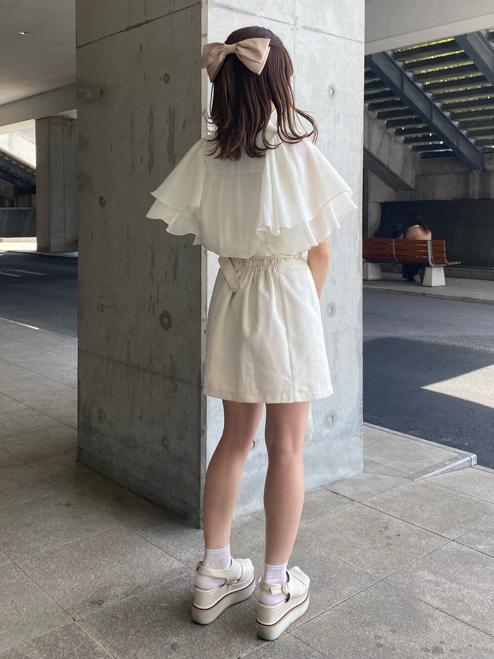 ホワイト系のシャツ/ブラウス、ホワイト系のスカート、ホワイト系のショルダーバッグを着用したレディースの春コーディネートの2枚目の写真
