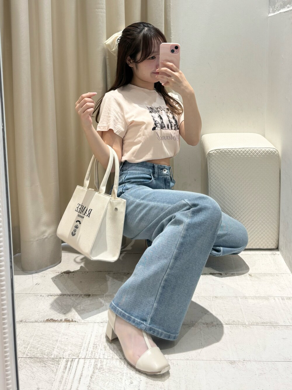 ピンク系のTシャツ/カットソー、ブルー系のデニムパンツを着用したレディースの春コーディネートの3枚目の写真