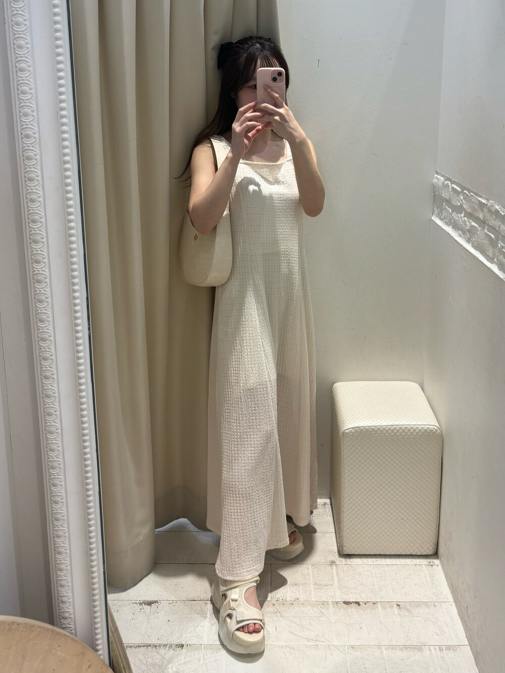 ホワイト系のワンピース、ホワイト系のサンダルを着用したレディースの春コーディネートの3枚目の写真