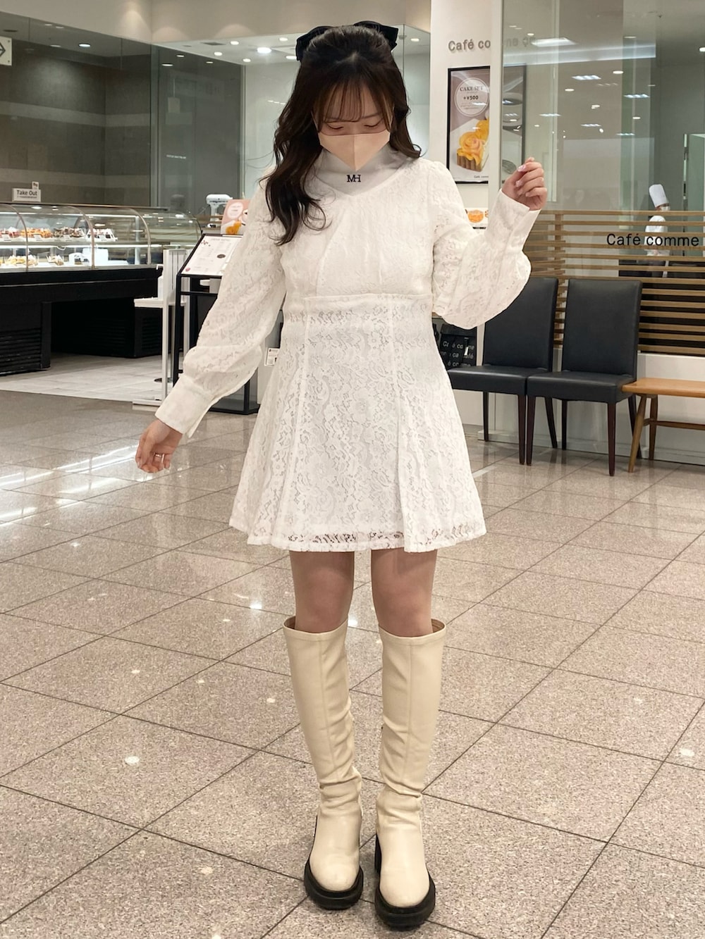 ホワイト系のワンピース、ホワイト系のブーツを着用したレディースの冬コーディネートの2枚目の写真