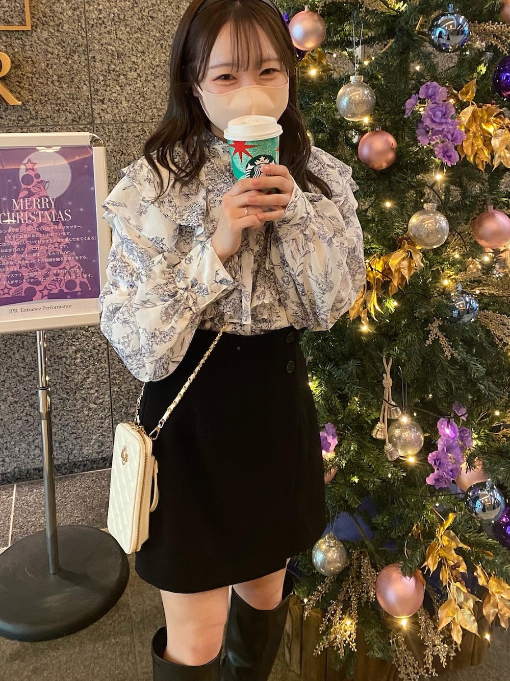 ホワイト系のシャツ/ブラウス、ブラック系のシャツ/ブラウス、ブラック系のショルダーバッグを着用したレディースの冬コーディネートの2枚目の写真