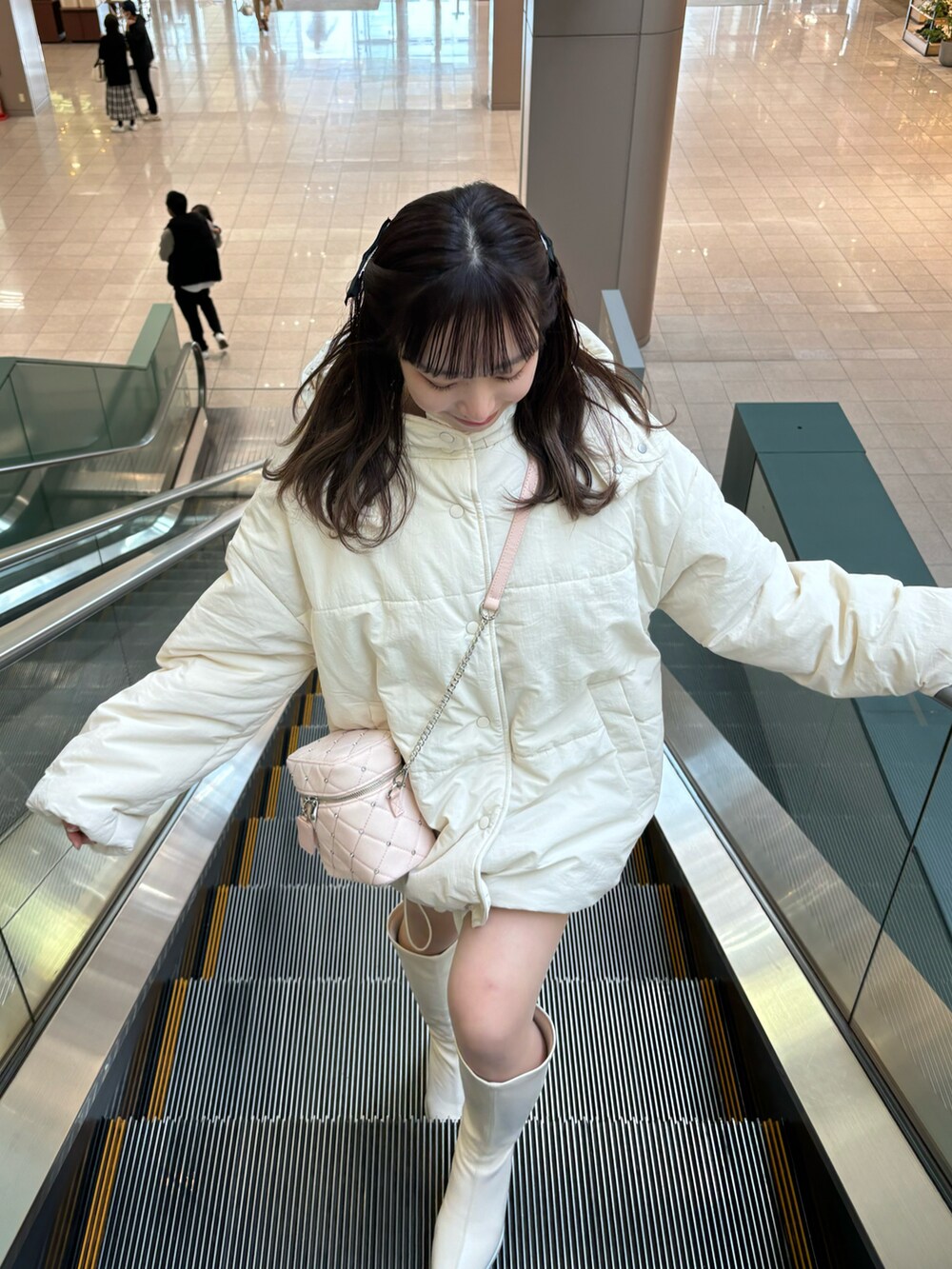 ホワイト系のダウンジャケット/コート、ピンク系のショルダーバッグを着用したレディースの冬コーディネートの4枚目の写真