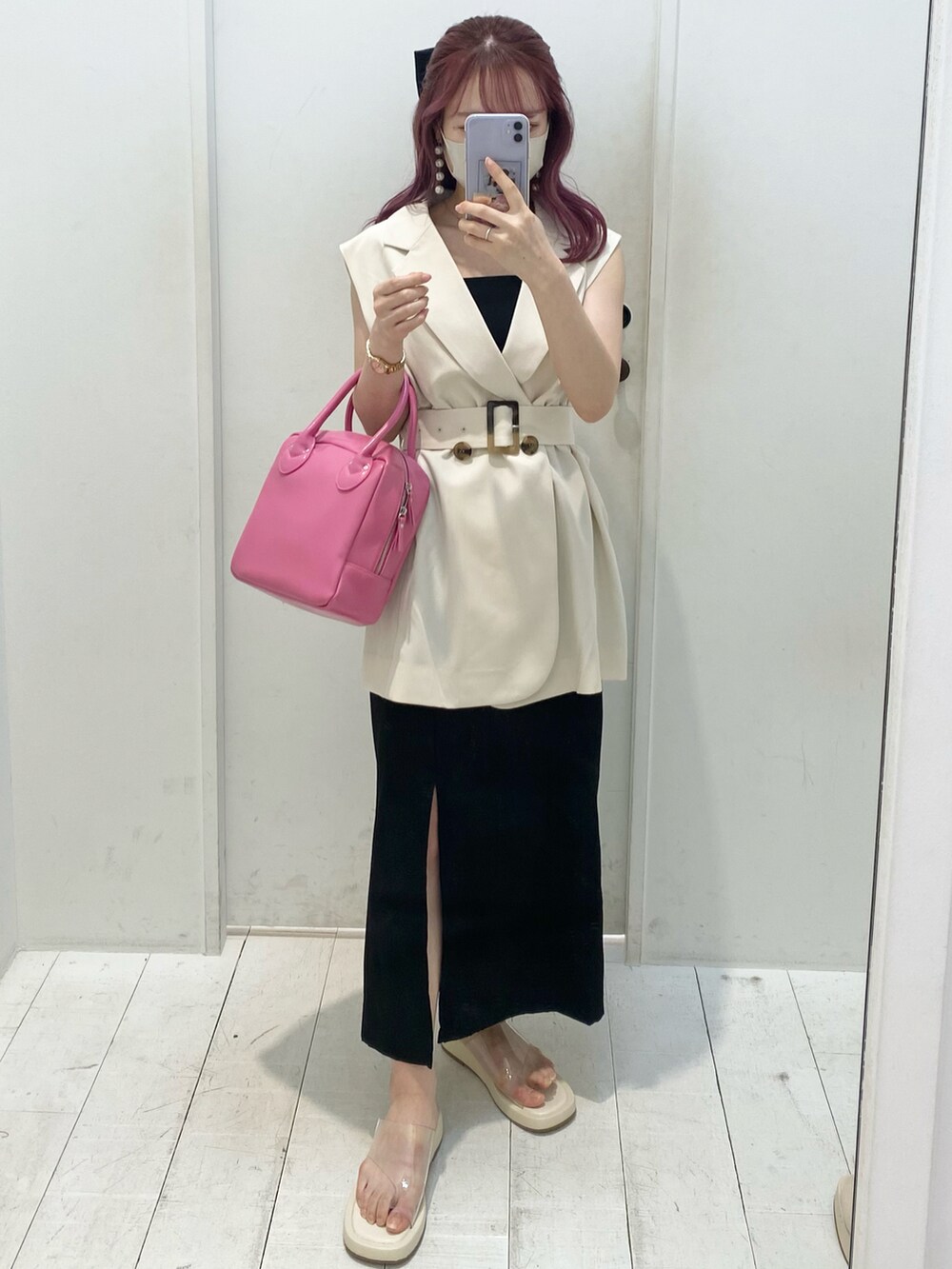 ホワイト系のベスト、ブラック系のワンピース、ピンク系のショルダーバッグを着用したレディースの夏コーディネートの3枚目の写真
