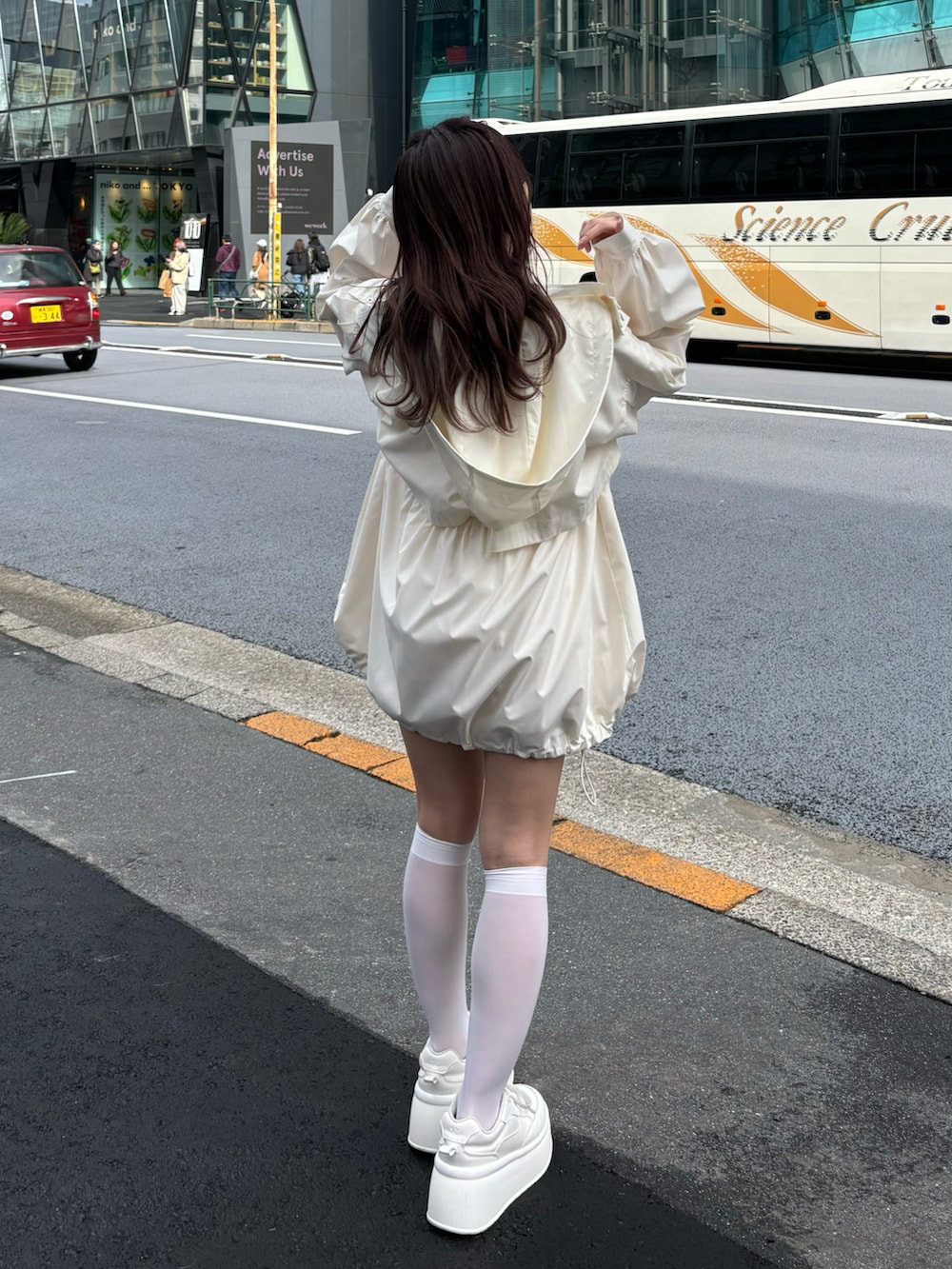 ピンク系のTシャツ/カットソー、ホワイト系のマウンテンパーカー、ピンク系のショルダーバッグを着用したレディースの春コーディネートの3枚目の写真