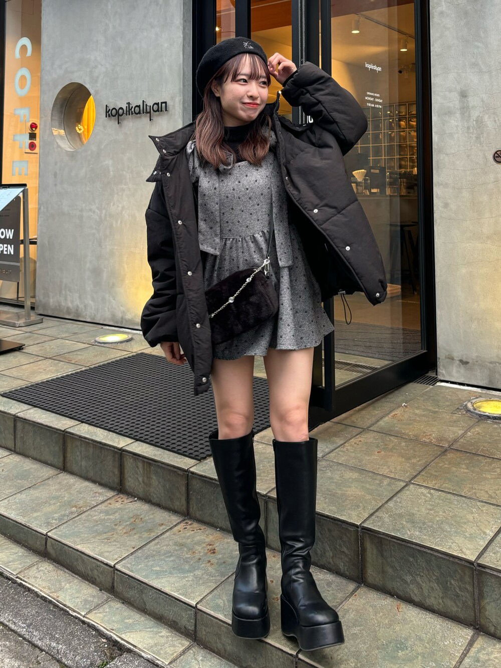 ブラック系のダウンジャケット/コート、ブラック系のブーツを着用したレディースの秋コーディネートの4枚目の写真