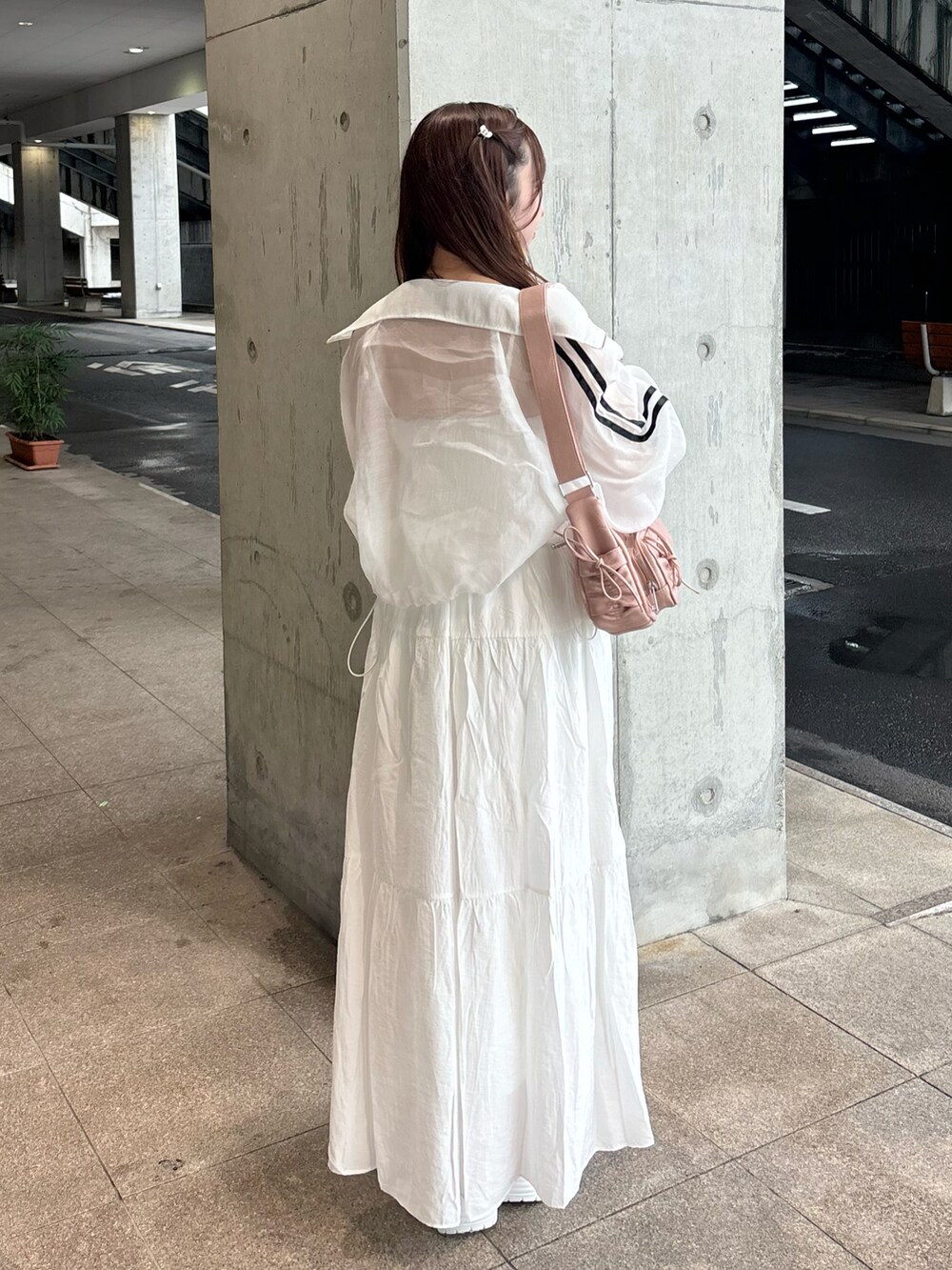 「ナイスクラップ、nice claup、one after another NICE CLAUP、キャミワンピ、キャミワンピコーデ、シアートップス、ブルゾン、デートコーデ、スポサン」|「one after another NICE CLAUPのヘアクリップリボン付き/ティアードキャミワンピース(ワンピース/ドレス、ホワイト系)」を使った、e r iさん(レディース・151cm)の夏コーディネートの5枚目の写真
