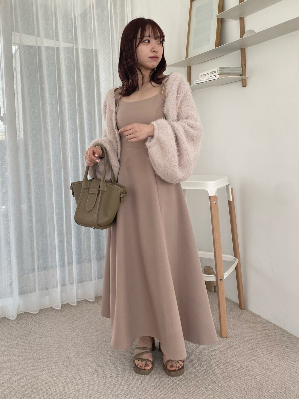 ベージュ系のワンピースを着用したレディースの夏コーディネートの2枚目の写真