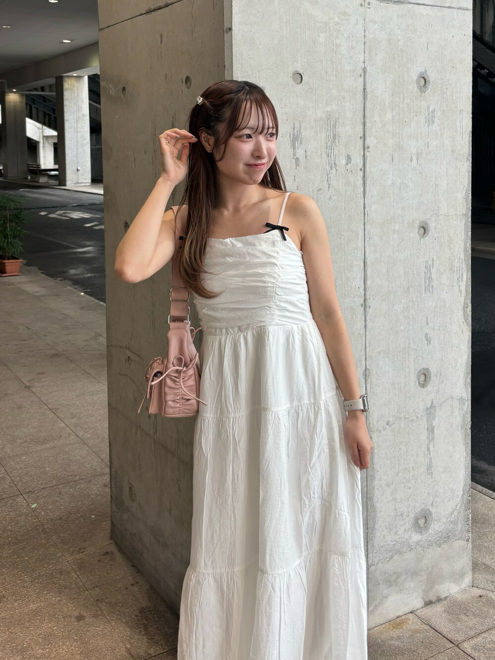 ホワイト系のワンピース/ドレス、ピンク系のショルダーバッグ、ホワイト系のサンダルを着用したレディースの夏コーディネートの3枚目の写真