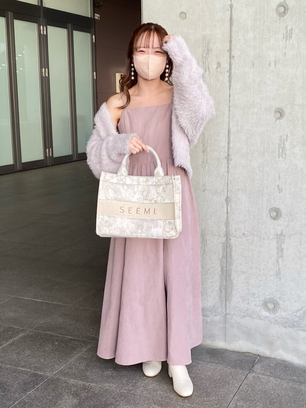 ピンク系のカーディガン/ボレロ、グレー系のトートバッグ、ピンク系のワンピースを着用したレディースの秋コーディネートの2枚目の写真