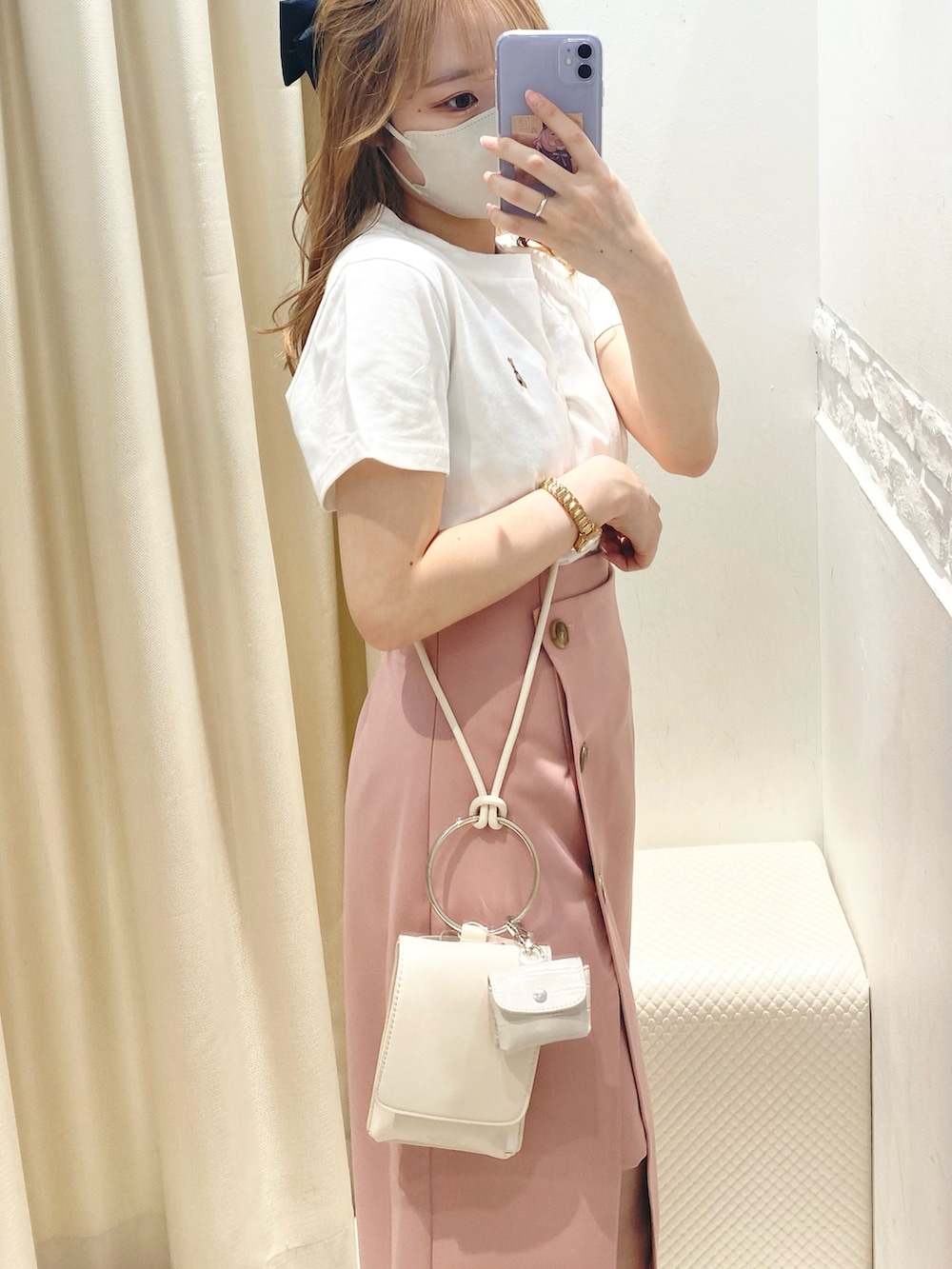 ホワイト系のサンダル、ホワイト系のTシャツ/カットソー、ピンク系のスカートを着用したレディースの夏コーディネートの2枚目の写真