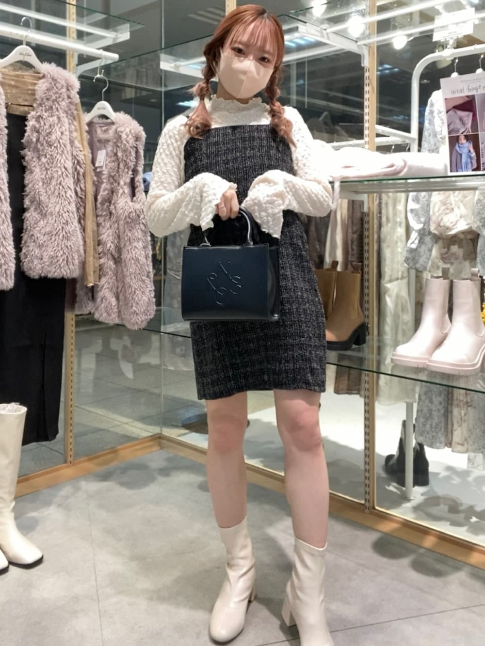 ホワイト系のワンピース/ドレス、ブラック系のショルダーバッグ、ホワイト系のブーツを着用したレディースの秋コーディネートの2枚目の写真