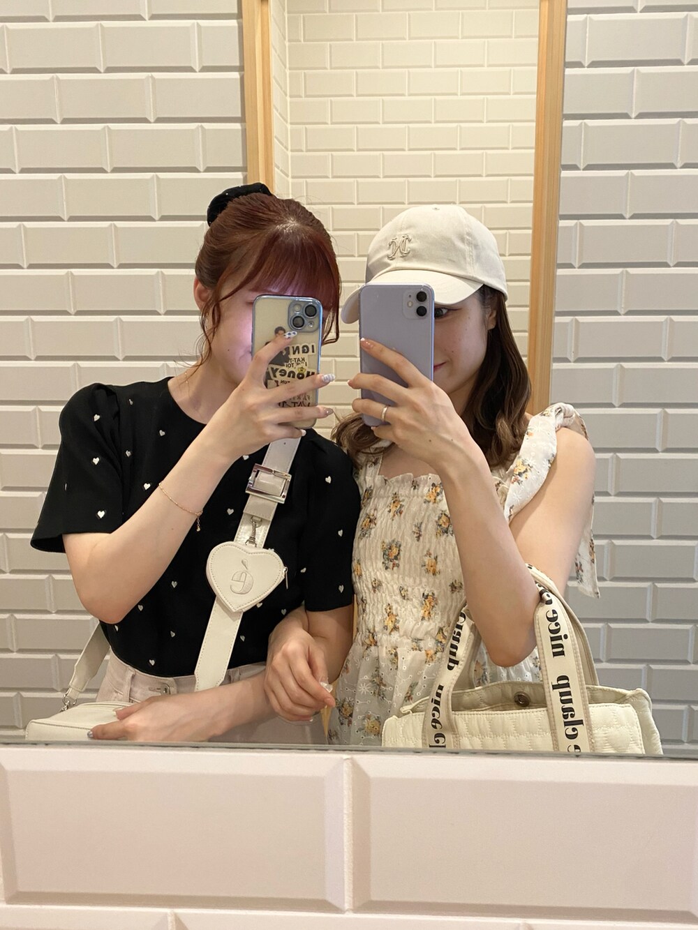 オレンジ系のキャミソール、ホワイト系のトートバッグ、ホワイト系のキャップを着用したレディースの夏コーディネートの2枚目の写真