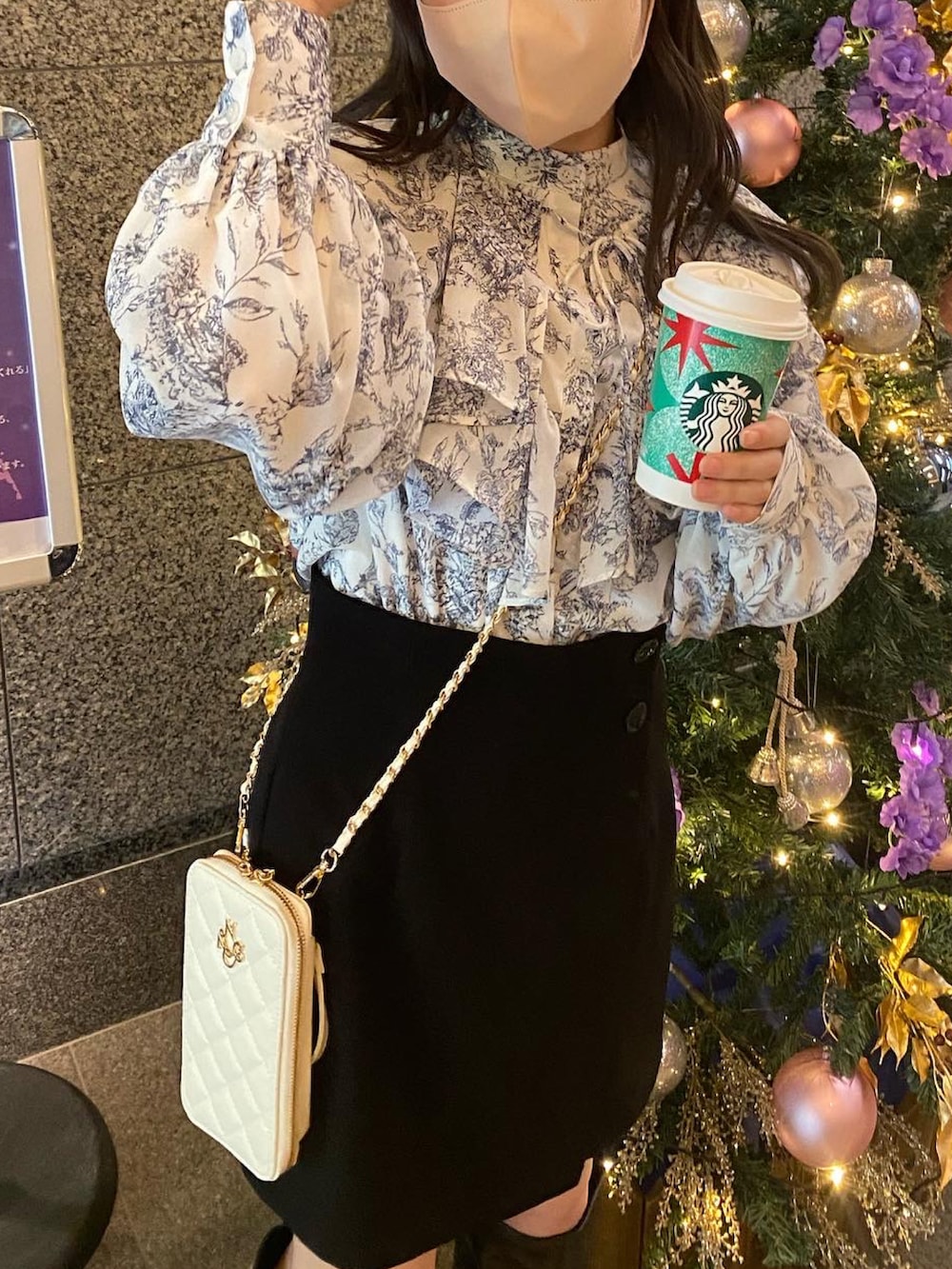 ホワイト系のシャツ/ブラウス、ブラック系のシャツ/ブラウス、ブラック系のショルダーバッグを着用したレディースの冬コーディネートの3枚目の写真