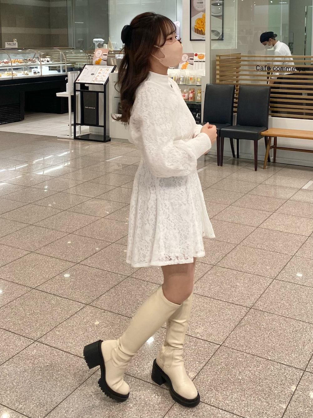 ホワイト系のワンピース、ホワイト系のブーツを着用したレディースの冬コーディネートの4枚目の写真