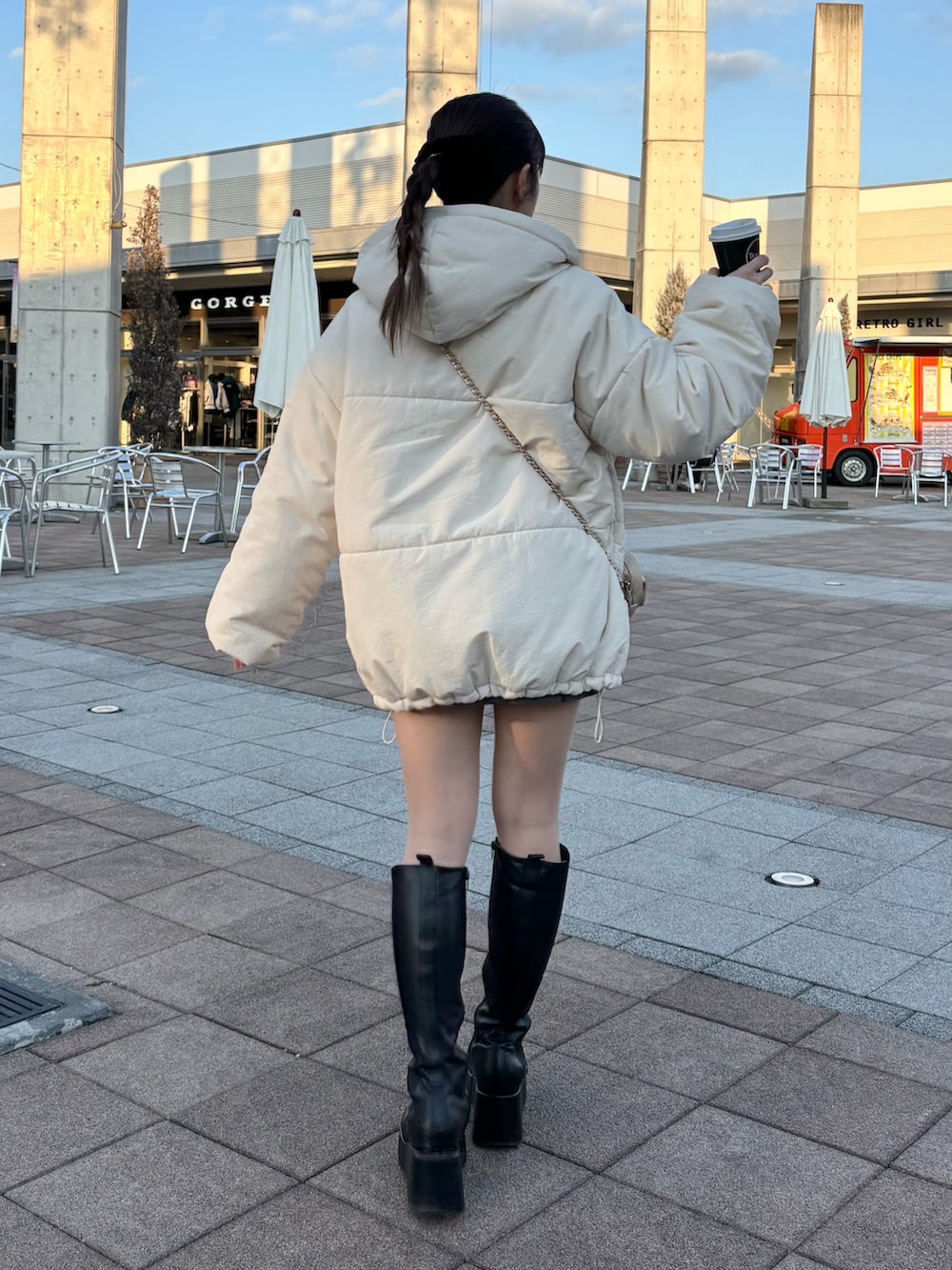 「ナイスクラップ、nice claup、one after another NICE CLAUP、低身長、低身長コーデ、骨格ストレート、ダウンジャケット、ダウン、アウター、アウターコーデ、ガーリー、ガーリーコーデ、カジュアルガーリー、カジュアル」｜「one after another NICE CLAUPの【フード取り外し可能】ミドルフェイクダウンジャケット（ダウンジャケット/コート、ホワイト系）」を使った、e r iさん（レディース・151cm）の冬コーディネートの2枚目の写真