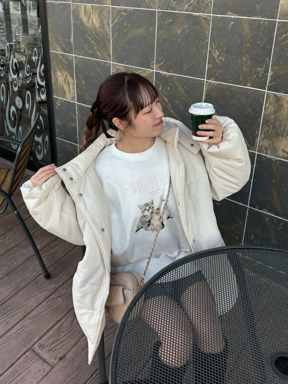 「ナイスクラップ、nice claup、one after another NICE CLAUP、低身長、低身長コーデ、骨格ストレート、ダウンジャケット、ダウン、アウター、アウターコーデ、ガーリー、ガーリーコーデ、カジュアルガーリー、カジュアル」｜「one after another NICE CLAUPの【フード取り外し可能】ミドルフェイクダウンジャケット（ダウンジャケット/コート、ホワイト系）」を使った、e r iさん（レディース・151cm）の冬コーディネートの3枚目の写真