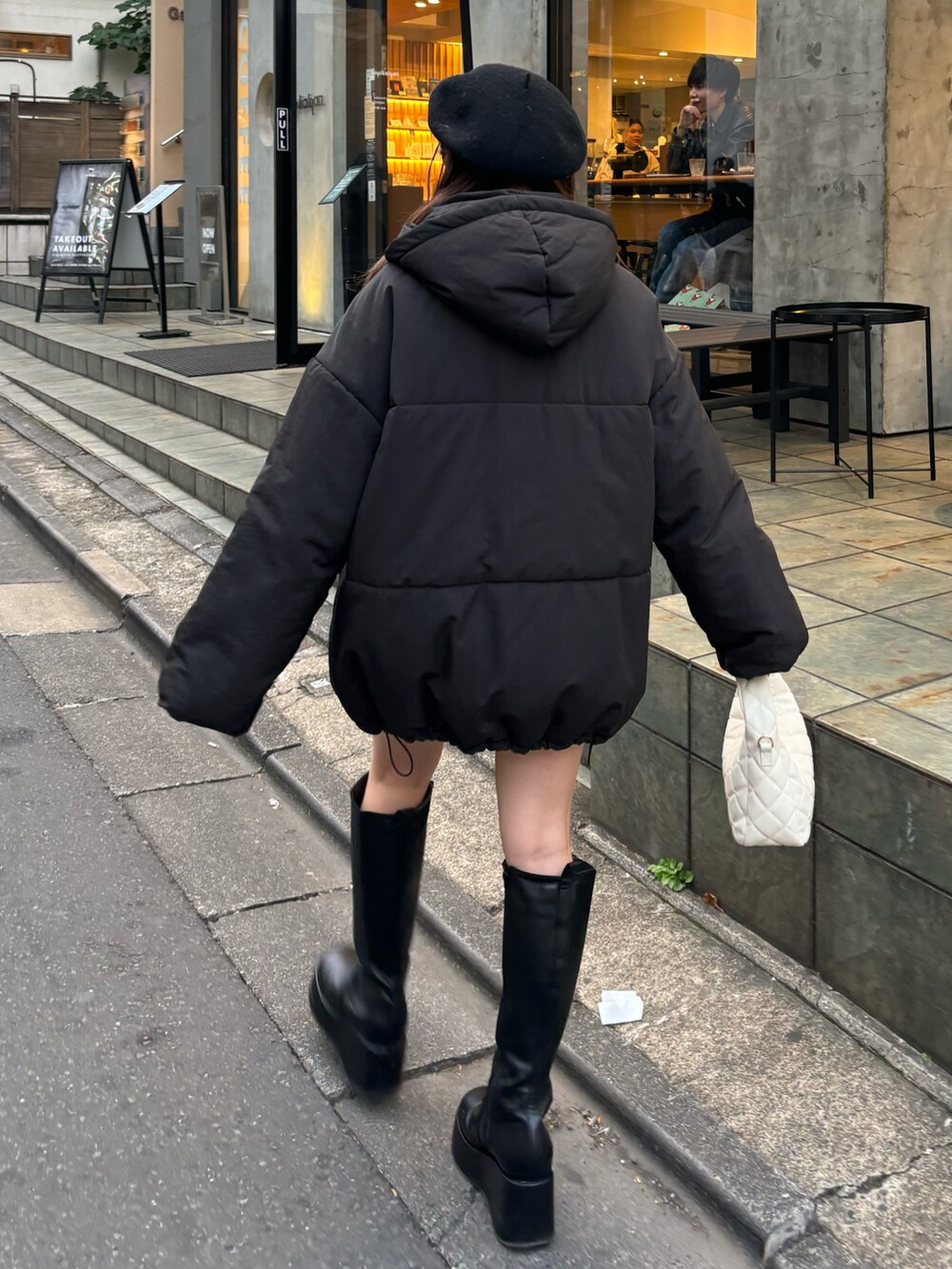 ブラック系のダウンジャケット/コート、ブラック系のブーツを着用したレディースの秋コーディネートの3枚目の写真