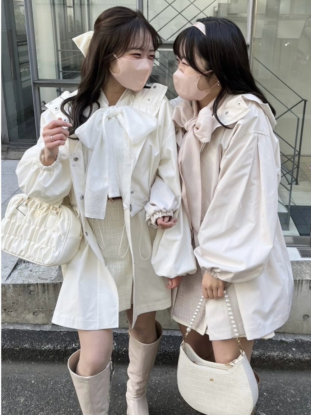 ホワイト系のマウンテンパーカーを着用したレディースの冬コーディネートの2枚目の写真